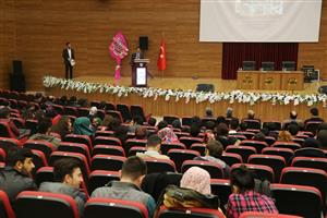 Konferansta Mehmet Akif’in Mesleki Kişiliği Anlatıldı 