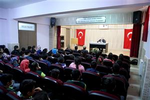 Şahin, Ortaokul Öğrencilerine Kitap Okumanın Önemini Anlattı  