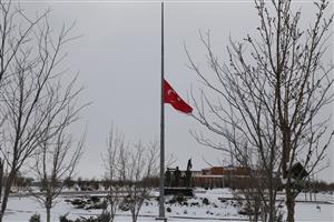 Ülke Genelinde Olduğu Gibi ASÜ’de de Bayraklar Yarıya İndirildi 