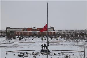 Ülke Genelinde Olduğu Gibi ASÜ’de de Bayraklar Yarıya İndirildi 