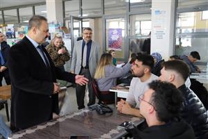 Rektör Arıbaş’tan vize haftasında öğrencilere motivasyon ziyareti