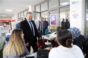 Rektör Arıbaş’tan vize haftasında öğrencilere motivasyon ziyareti