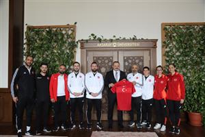İşitme Engelliler Futsal milli takımlarından Rektör Arıbaş’a ziyaret