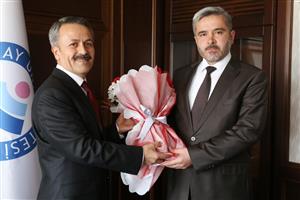 Prof. Dr. Yusuf Şahin Rektörlük Görevini Devraldı