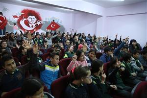 Şahin, Ortaokul Öğrencilerine Kitap Okumanın Önemini Anlattı  